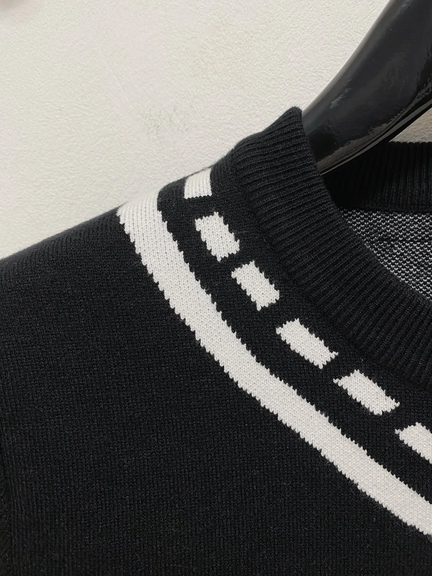 🅿️440 LV V-neck sweater, made of wool blended yarn, has good warmth retention, fluffy and soft, doubles skin care, giving you a lightweight wearing experience. High-quality natural fibers ensure high-quality life. The whole piece adopts solid color single-sided craftsmanship, leaving loose space when fit, solid color plain weave, neat texture, solid color design, durable and high-end. The workmanship is meticulous, fashionable and versatile. The reverse shoulder design is simple and comfortable. At the same time, it uses counter stitching to highlight the quality in the details, making the temperament more low-key, restrained, calm and stylish, and better showing the clean and tidy side of successful men. The collar, cuffs, and hem are made of dense rib weaving, which is tight and elastic, not easy to deform, and highlights the details and texture. Whether worn alone or layered, it can not only give you a warm feeling, but also give you a sophisticated sense of fashion.      Size: M-XXXL